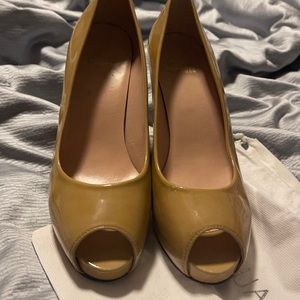 Stuart Weitzman nude pumps